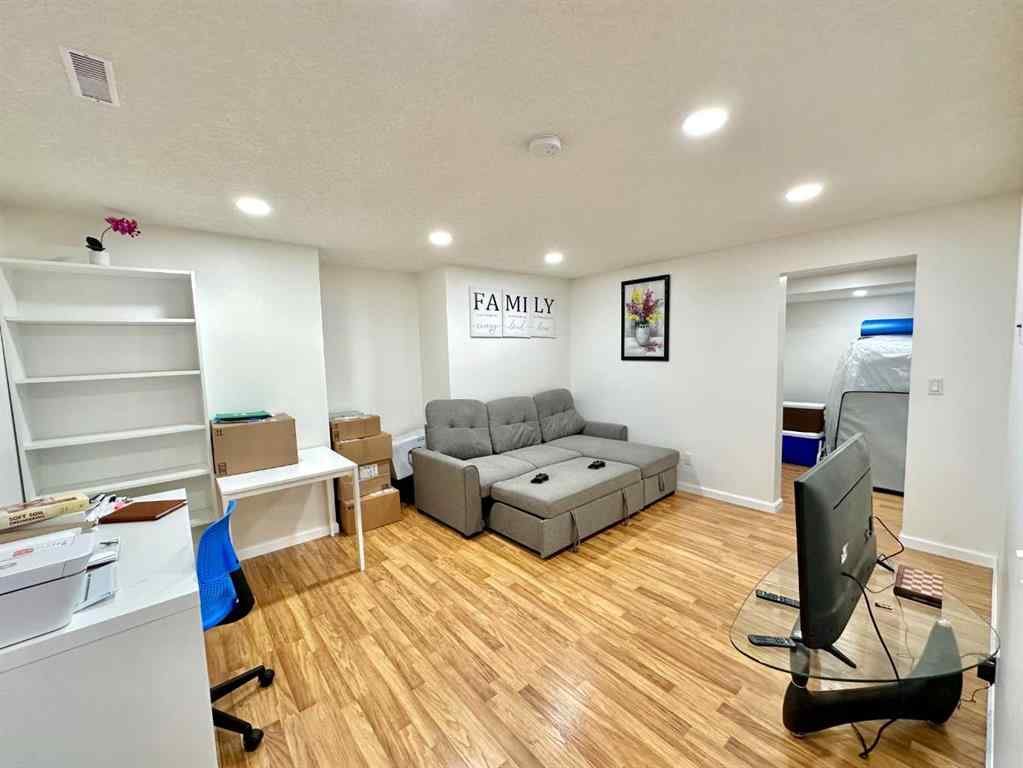 MLS® A2263183 - 92 Somerset Drive SW in Somerset Calgary, Rental