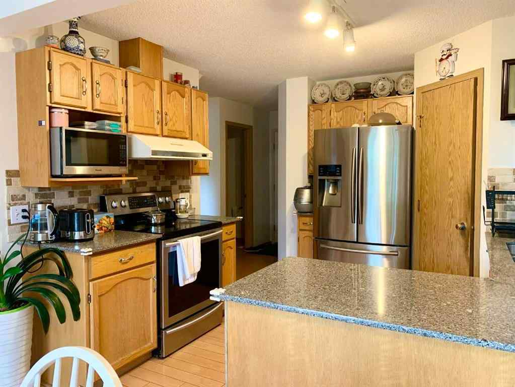 MLS® A2263183 - 92 Somerset Drive SW in Somerset Calgary, Rental