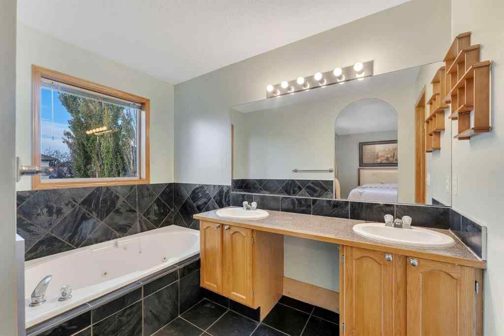 MLS® A2263206 - 185 West Lakeview Drive  in Lakeview Landing Chestermere, Residential