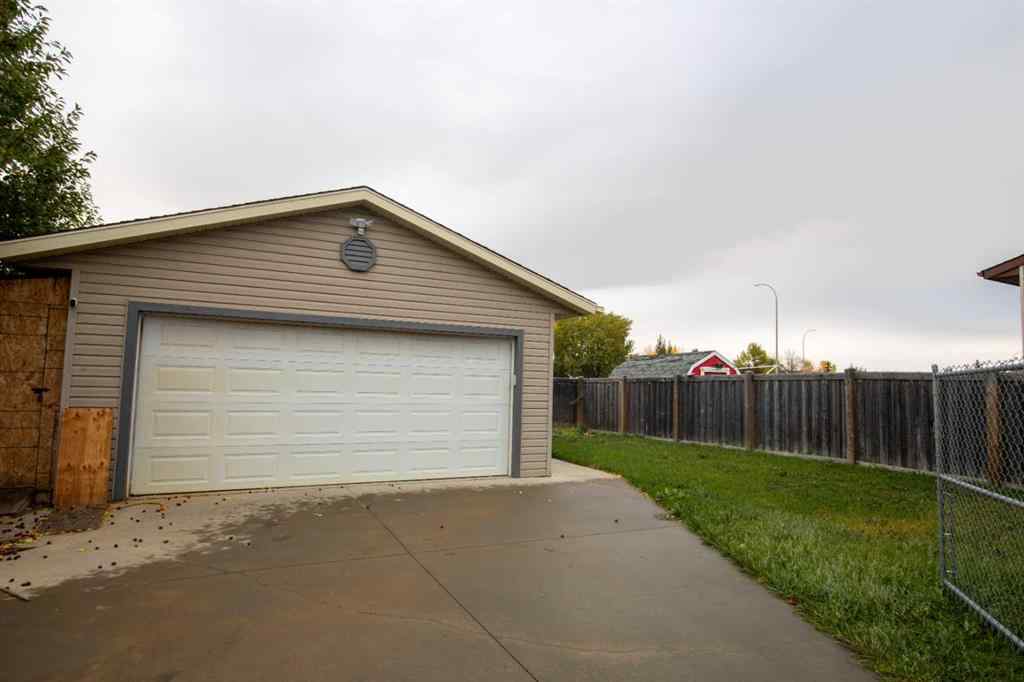 MLS® A2263258 - 9344 67 Avenue  in Country Club Estates Grande Prairie, Residential