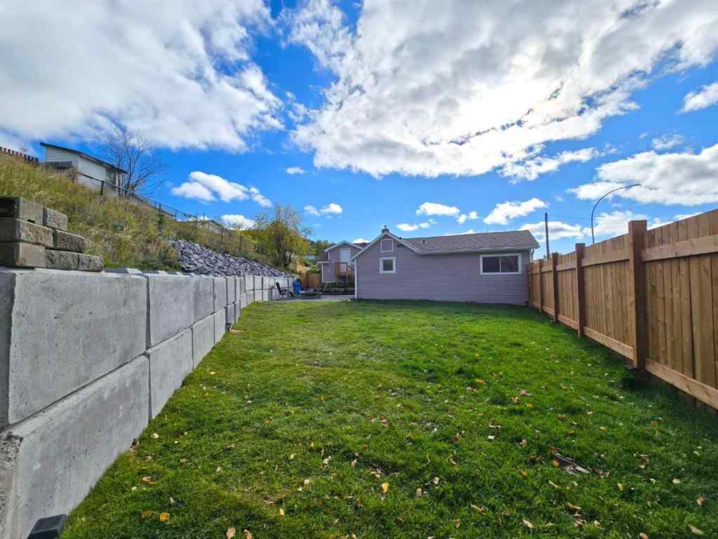 MLS® A2263302 - 2702 27 Avenue  in NONE Bellevue, Residential