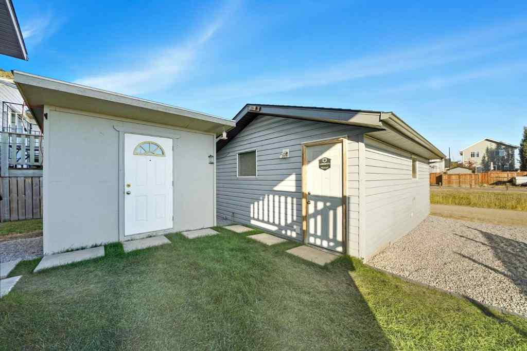 MLS® A2263522 - 32 Hunter Road  in Hewlett Park Sylvan Lake, Residential