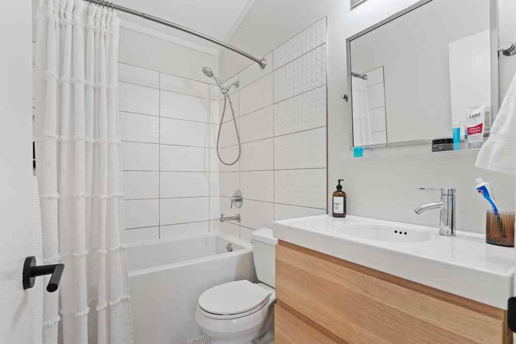 MLS® A2263530 - Unit #1 123 13 Avenue NE in Crescent Heights Calgary, Residential