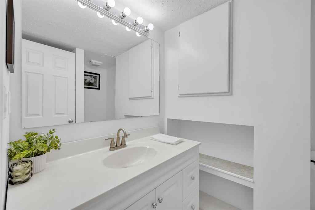 MLS® A2263593 - 32 Rideau Close SW in Ridgegate Airdrie, Residential