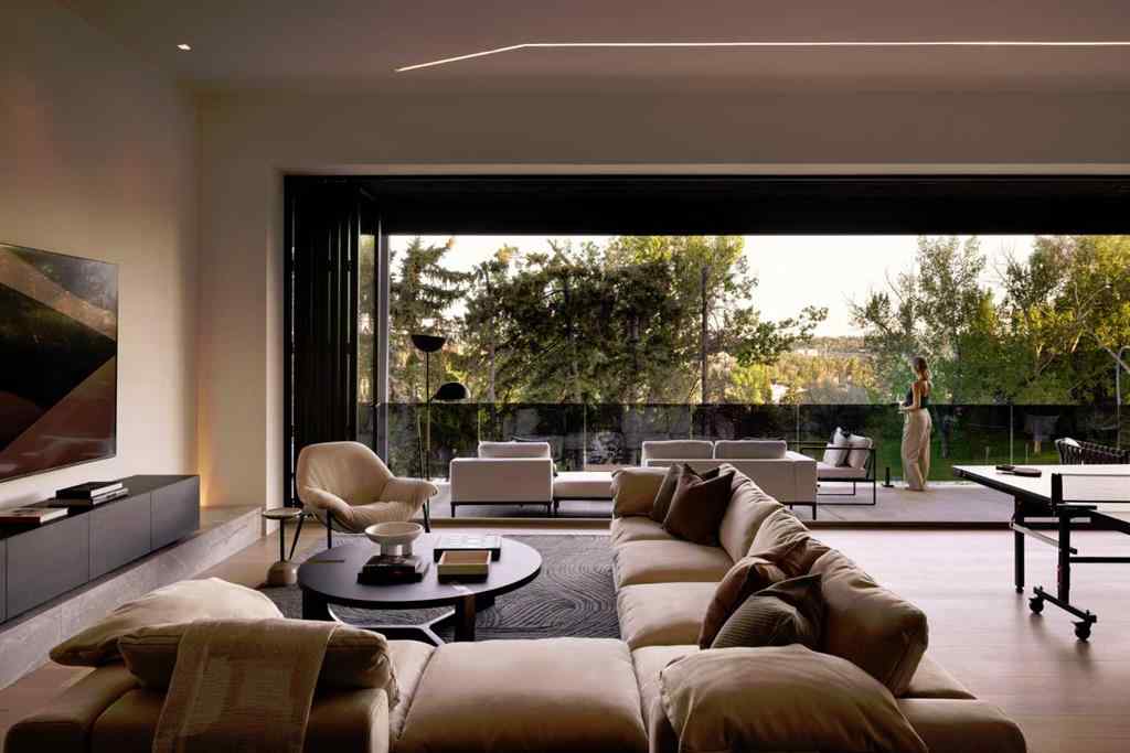 MLS® A2263635 - 1815 11 Avenue NW in Hounsfield Heights/Briar Hill Calgary, Residential