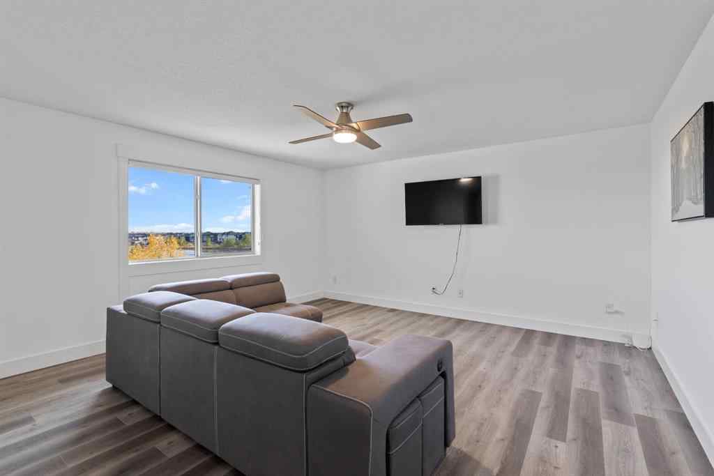 MLS® A2263648 - 332 kinniburgh Boulevard  in Kinniburgh North Chestermere, Residential