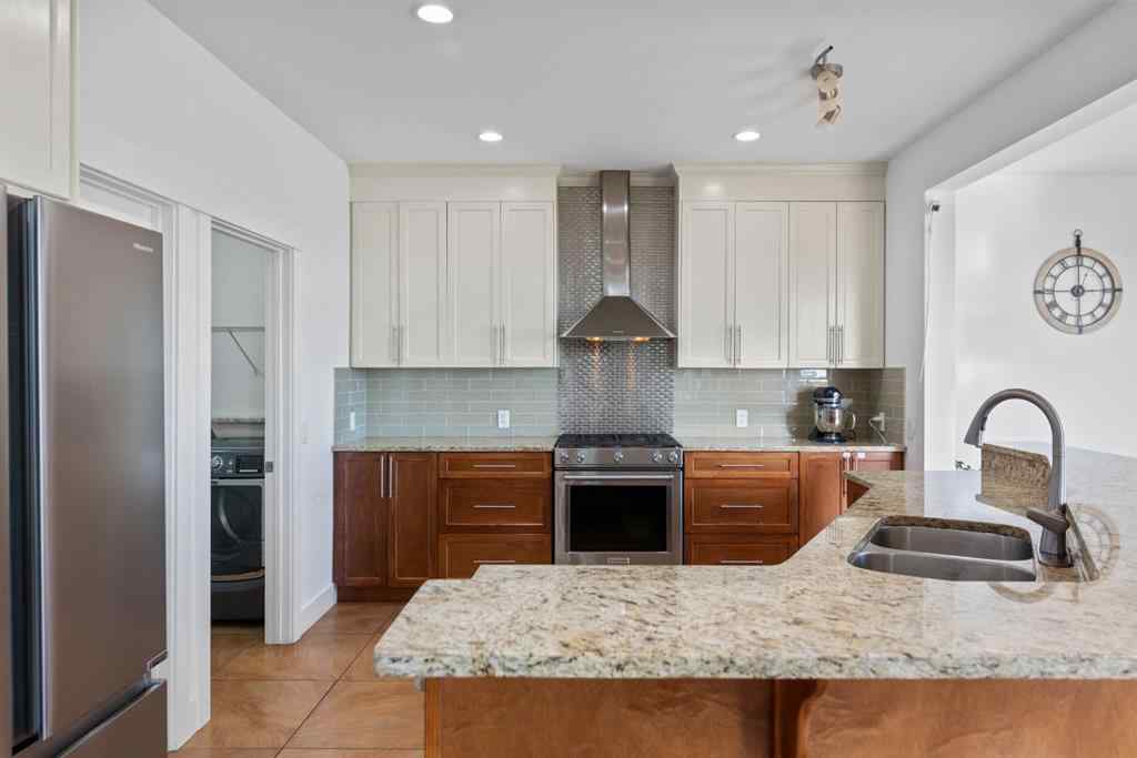 MLS® A2263648 - 332 kinniburgh Boulevard  in Kinniburgh North Chestermere, Residential