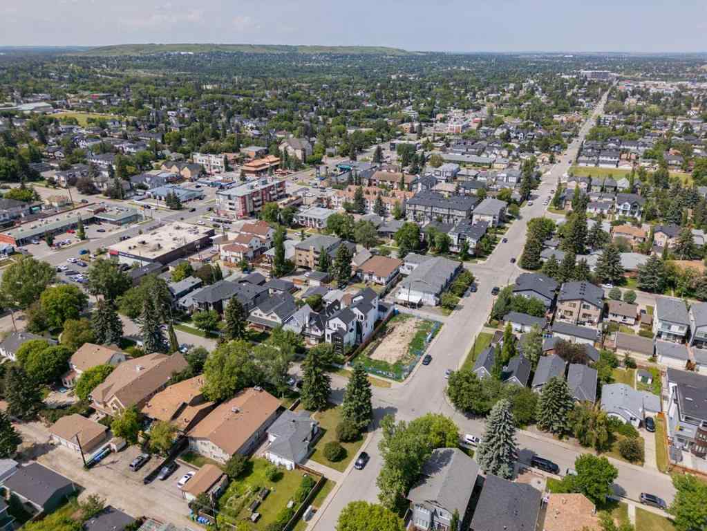 MLS® A2263670 - Unit #2 136 21 Avenue NE in Tuxedo Park Calgary, Residential