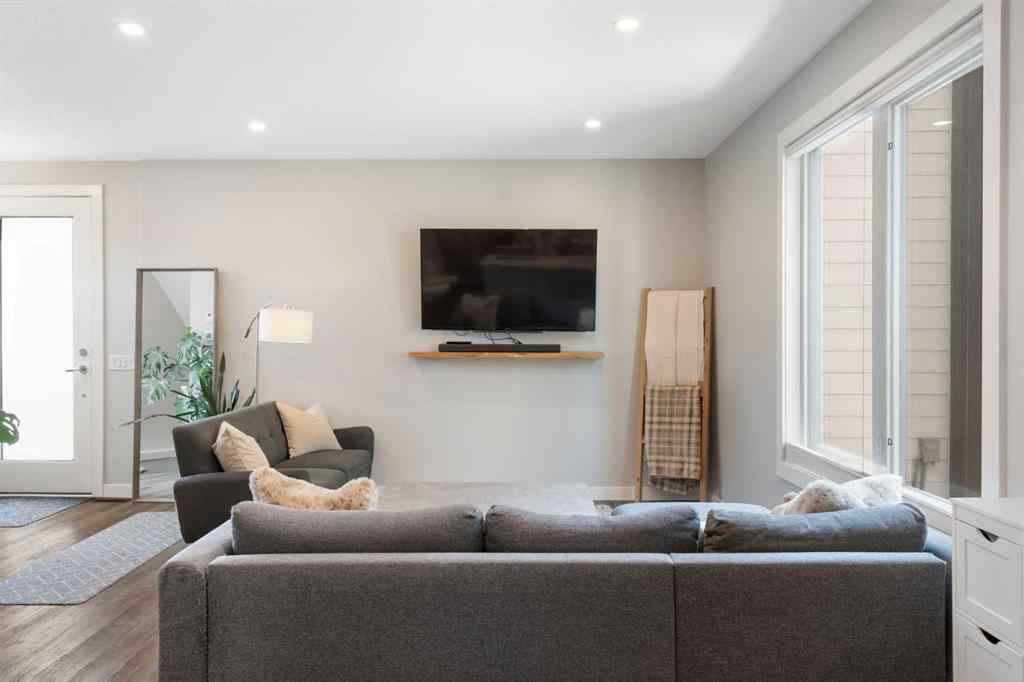 MLS® A2263670 - Unit #2 136 21 Avenue NE in Tuxedo Park Calgary, Residential