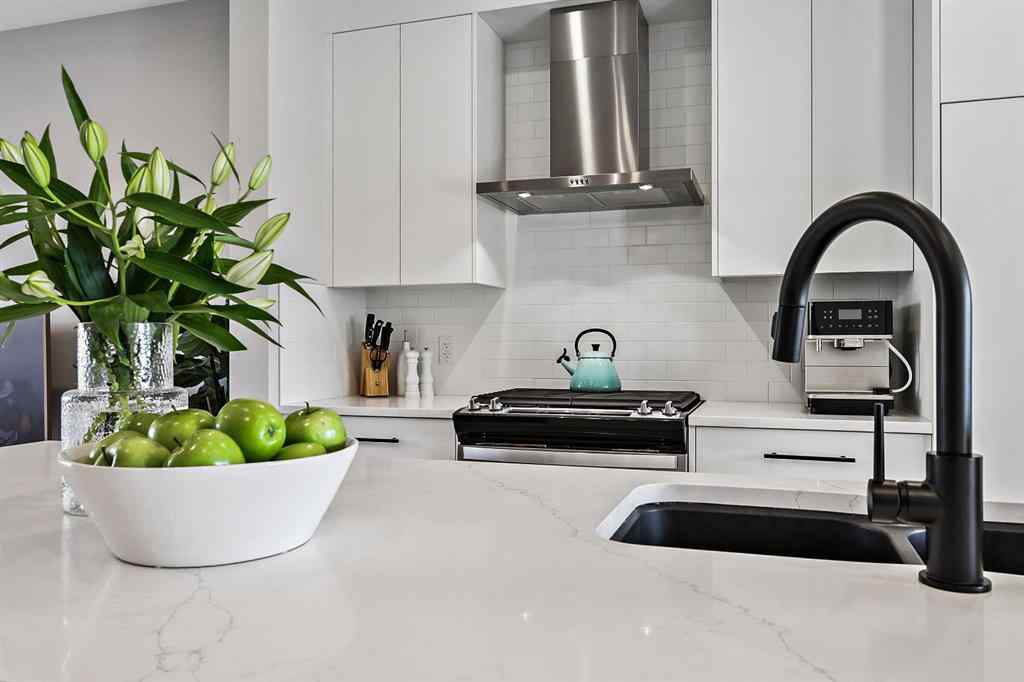 MLS® A2263677 - 2225 77 Street SW in Springbank Hill Calgary, Residential