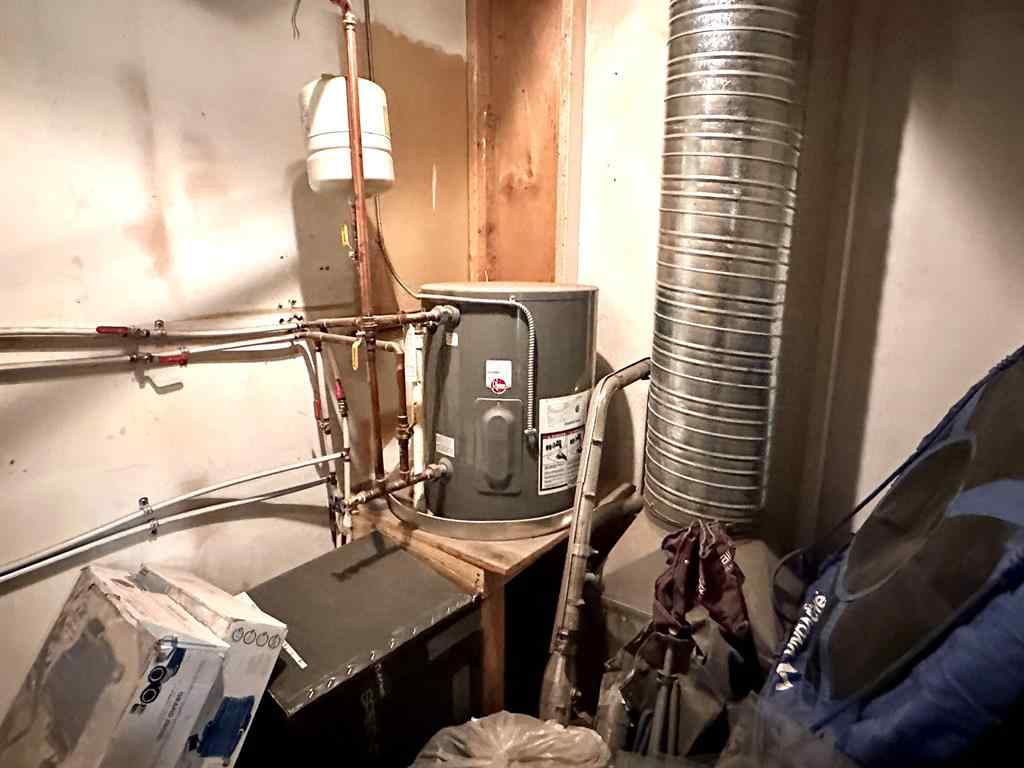 MLS® A2263845 - Unit #5 4630 61 Street  in Riverside Light Industrial Park Red Deer, Commercial