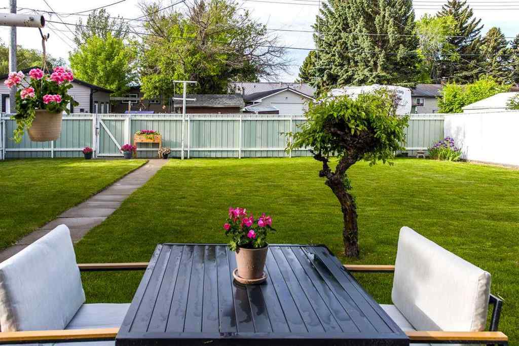 MLS® A2263907 - 2502 8A Avenue N in Majestic Place Lethbridge, Residential