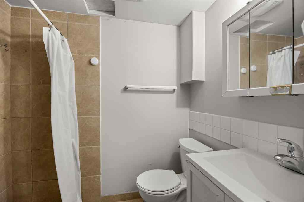 MLS® A2263934 - 2636 34 Avenue NW in Charleswood Calgary, Residential