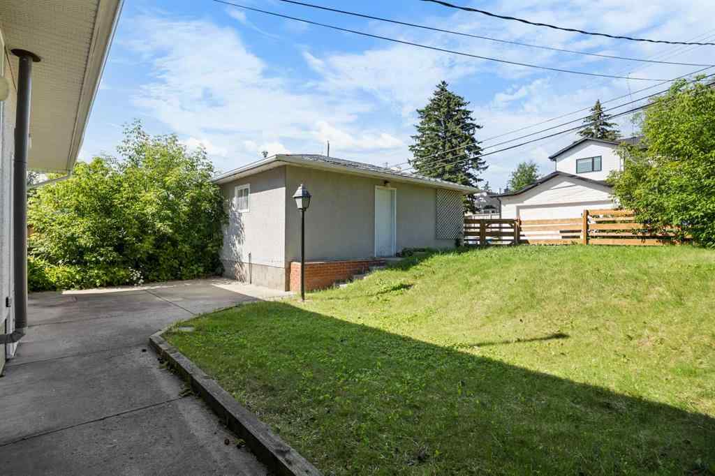 MLS® A2263934 - 2636 34 Avenue NW in Charleswood Calgary, Residential