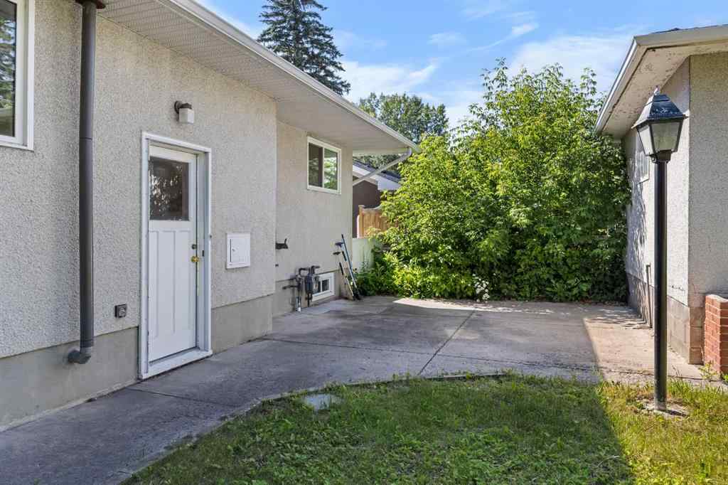 MLS® A2263934 - 2636 34 Avenue NW in Charleswood Calgary, Residential