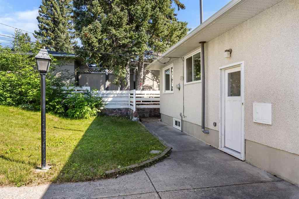 MLS® A2263934 - 2636 34 Avenue NW in Charleswood Calgary, Residential