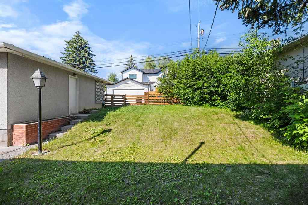 MLS® A2263934 - 2636 34 Avenue NW in Charleswood Calgary, Residential