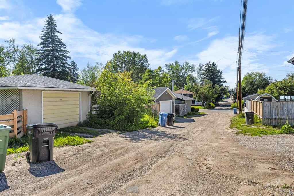 MLS® A2263934 - 2636 34 Avenue NW in Charleswood Calgary, Residential