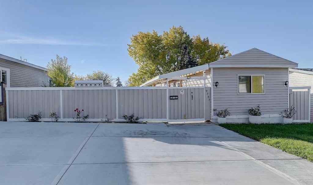 MLS® A2263951 - 9737 120 Avenue  in Crystal Ridge Grande Prairie, Residential