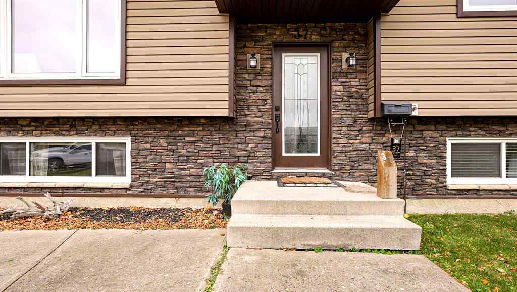 MLS® A2264001 - 37 Ross Haven Way SE in Ross Glen Medicine Hat, Residential