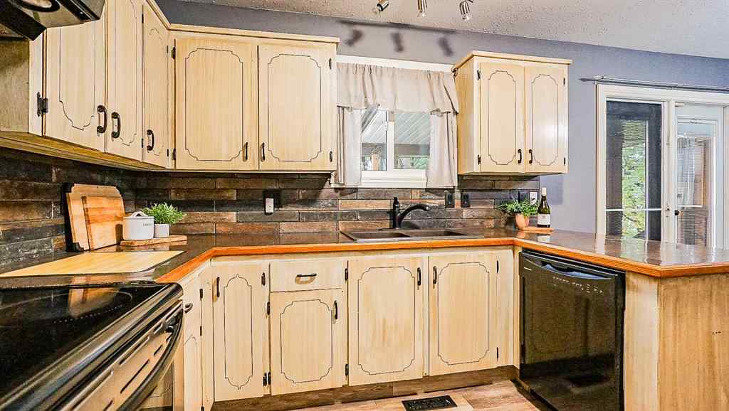 MLS® A2264001 - 37 Ross Haven Way SE in Ross Glen Medicine Hat, Residential