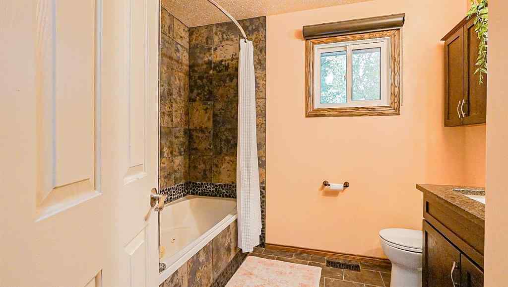 MLS® A2264001 - 37 Ross Haven Way SE in Ross Glen Medicine Hat, Residential