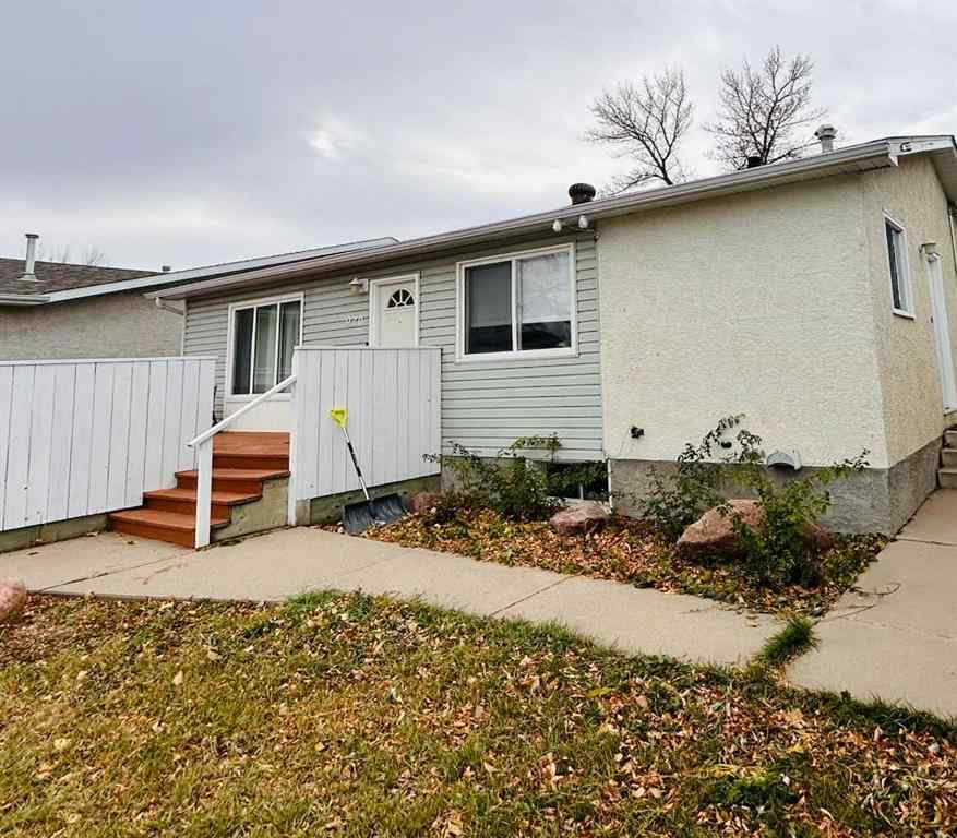 MLS® A2264042 - 920 8 Street N in Staffordville Lethbridge, Residential