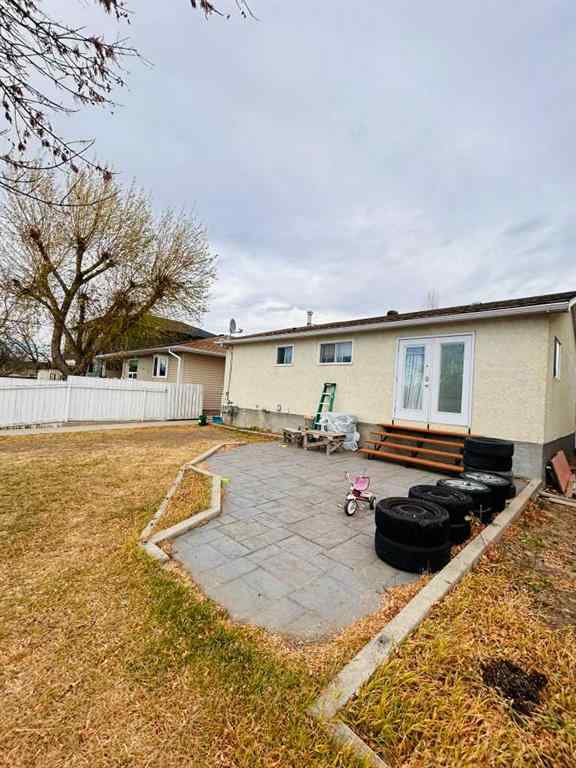 MLS® A2264042 - 920 8 Street N in Staffordville Lethbridge, Residential