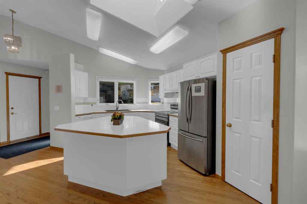 MLS® A2264073 - 102 Edgebrook Heights NW in Edgemont Calgary, Residential