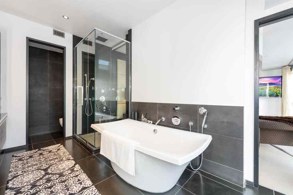 MLS® A2264092 - Unit #2004 108 9th Avenue SW in Downtown Commercial Core Calgary, Residential