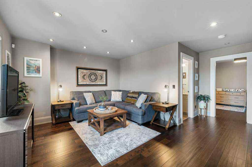 MLS® A2264115 - Unit #2 1926 36 Street SW in Killarney/Glengarry Calgary, Residential