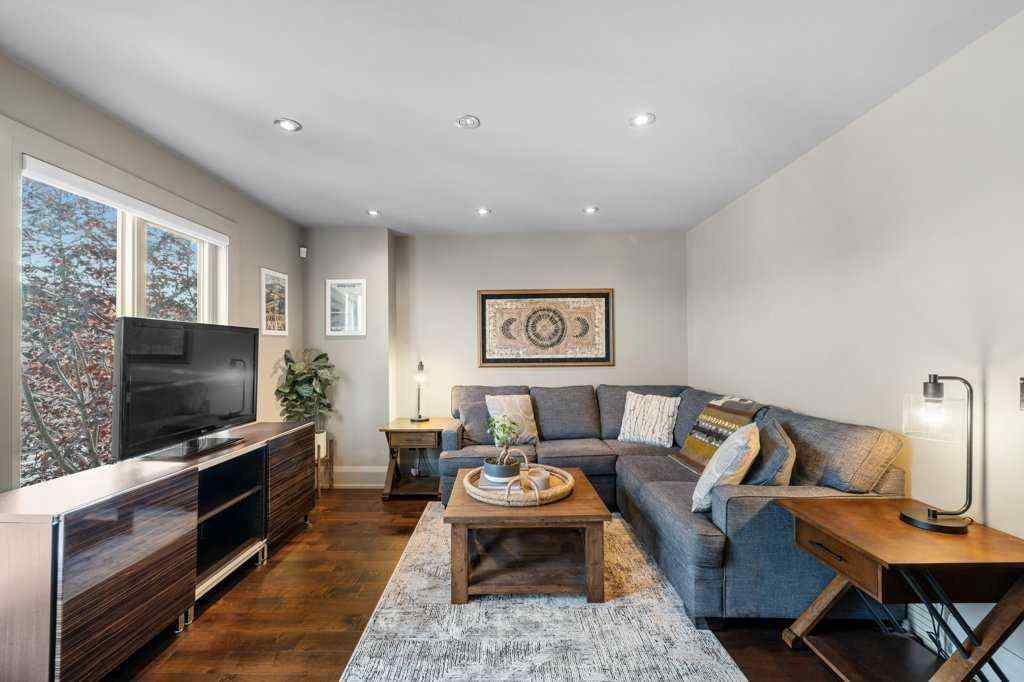 MLS® A2264115 - Unit #2 1926 36 Street SW in Killarney/Glengarry Calgary, Residential