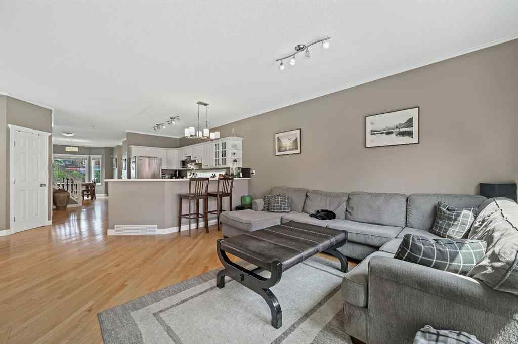 MLS® A2264116 - 2119 21 Avenue SW in Richmond Calgary, Residential