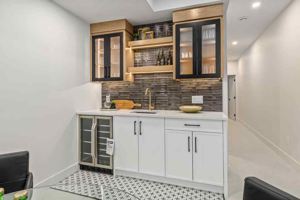 MLS® A2264155 - 727 15 Street NW in Hillhurst Calgary, Residential