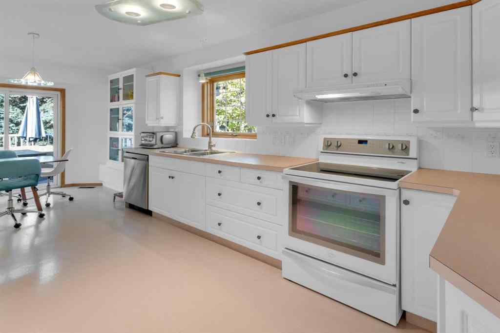 MLS® A2264204 - 4 Christie Gardens SW in Christie Park Calgary, Residential