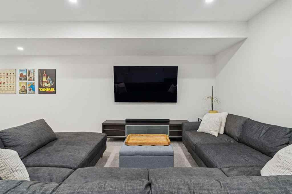 MLS® A2264225 - 2801 43 Street SW in Glenbrook Calgary, Residential