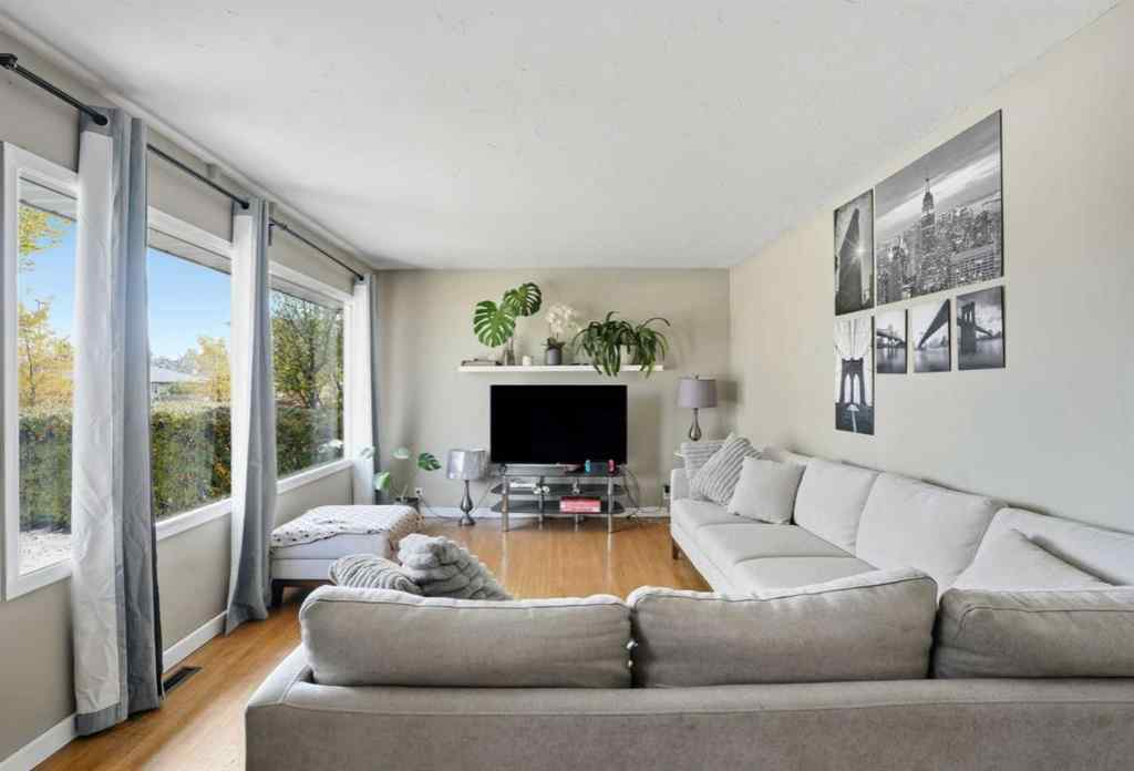 MLS® A2264249 - 2615 37 Street SW in Glendale Calgary, Residential