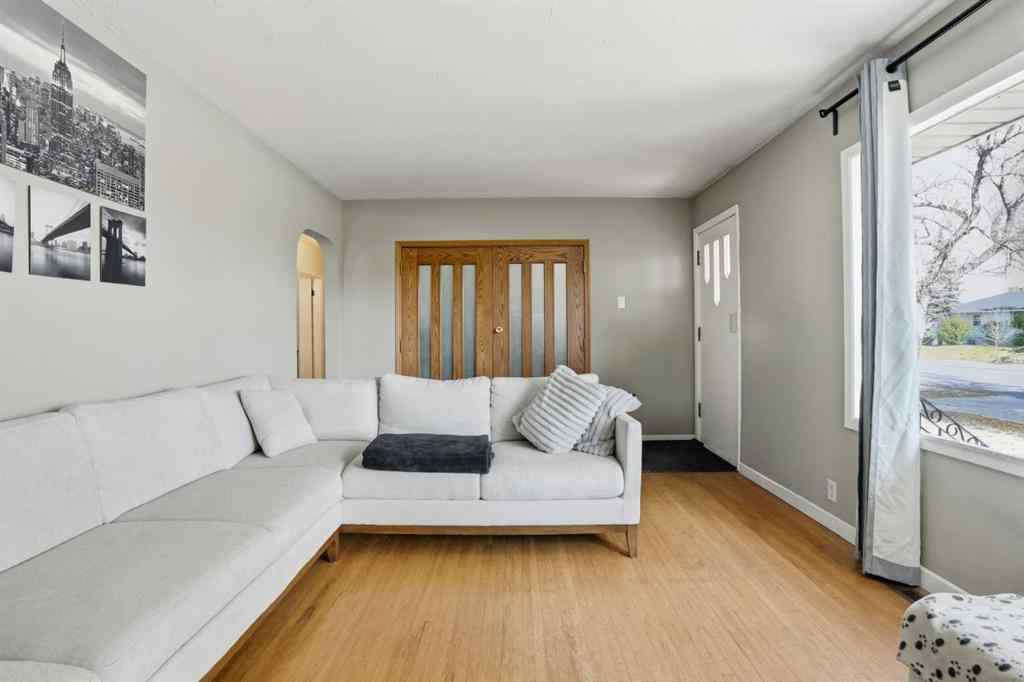 MLS® A2264249 - 2615 37 Street SW in Glendale Calgary, Residential