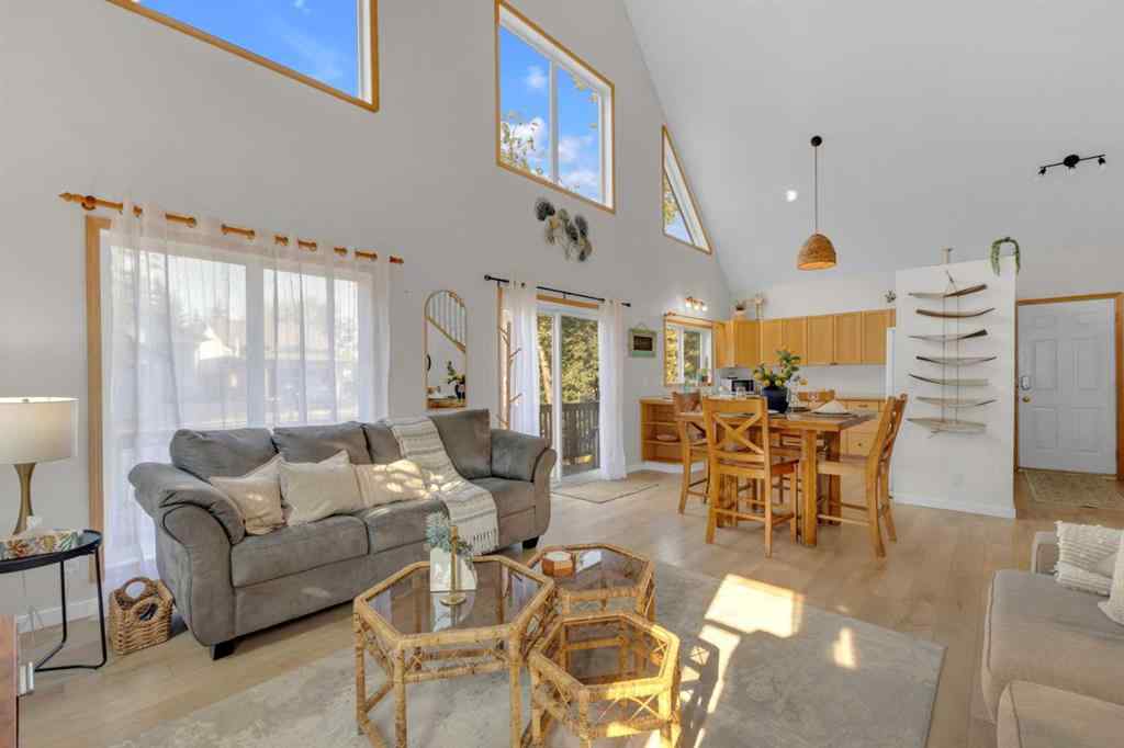 MLS® A2264251 - 5023 36 Street  in Cottage Area Sylvan Lake, Residential