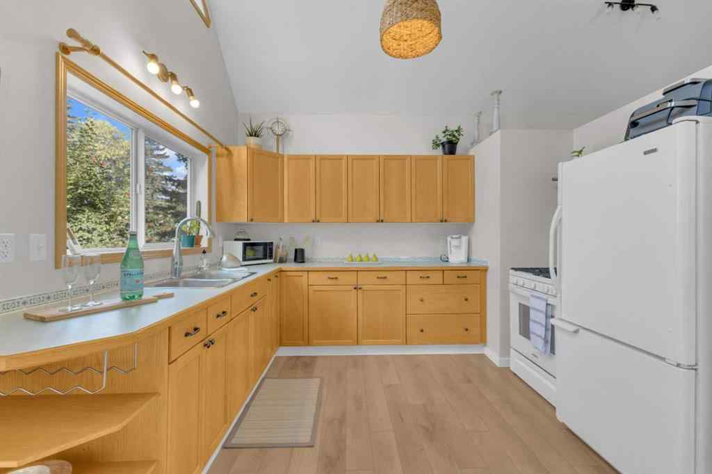 MLS® A2264251 - 5023 36 Street  in Cottage Area Sylvan Lake, Residential