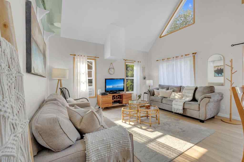 MLS® A2264251 - 5023 36 Street  in Cottage Area Sylvan Lake, Residential