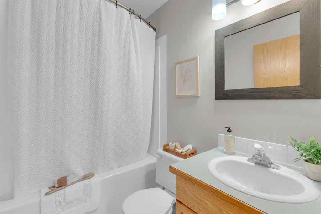 MLS® A2264251 - 5023 36 Street  in Cottage Area Sylvan Lake, Residential