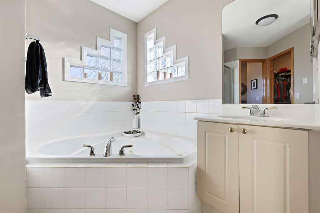 MLS® A2264260 - 68 Douglas Glen Crescent SE in Douglasdale/Glen Calgary, Residential