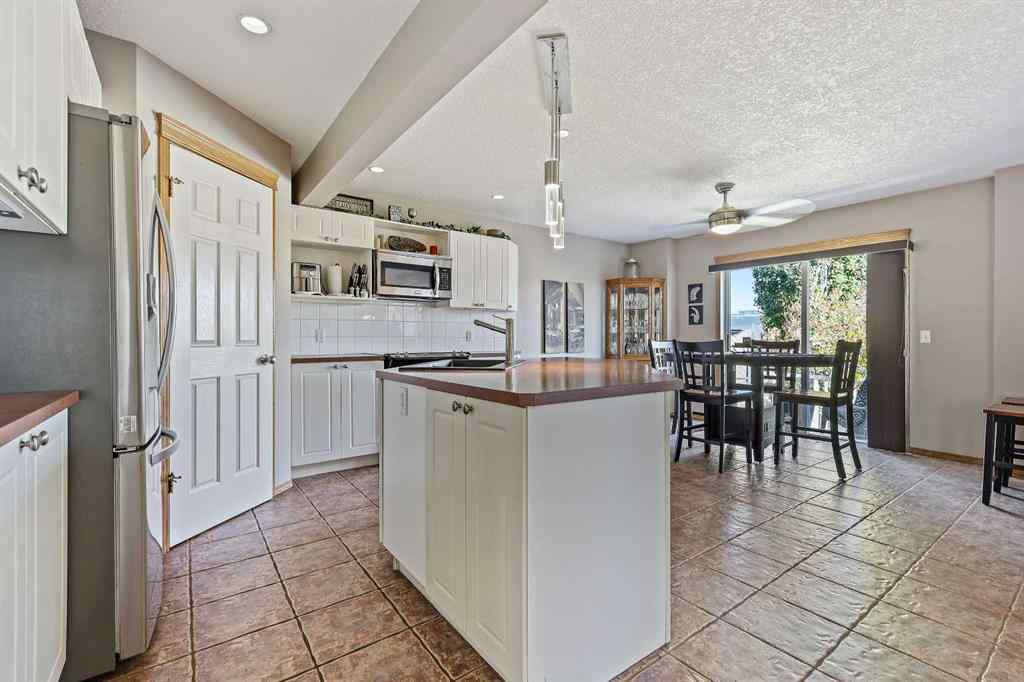 MLS® A2264260 - 68 Douglas Glen Crescent SE in Douglasdale/Glen Calgary, Residential