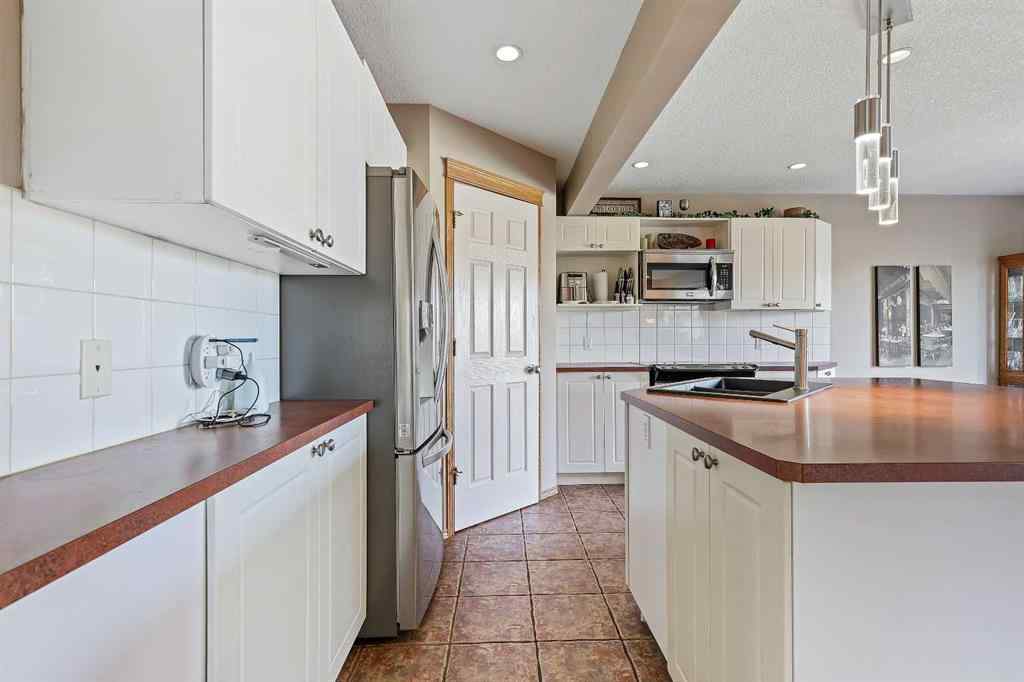 MLS® A2264260 - 68 Douglas Glen Crescent SE in Douglasdale/Glen Calgary, Residential