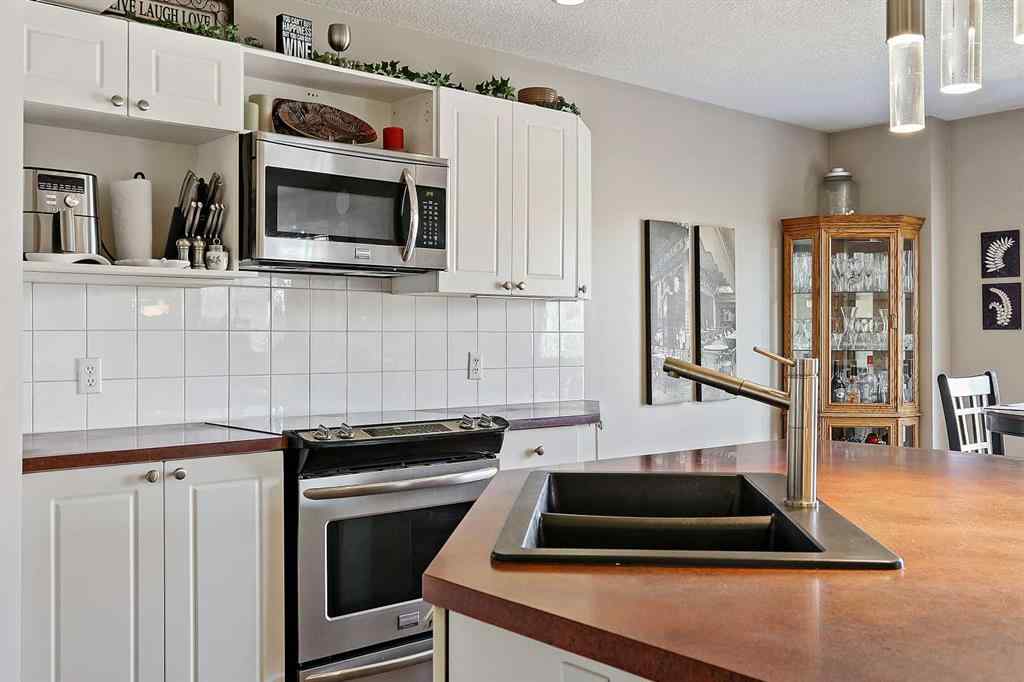 MLS® A2264260 - 68 Douglas Glen Crescent SE in Douglasdale/Glen Calgary, Residential