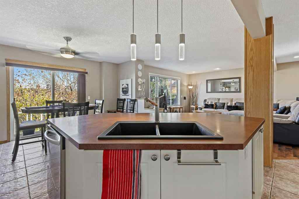 MLS® A2264260 - 68 Douglas Glen Crescent SE in Douglasdale/Glen Calgary, Residential