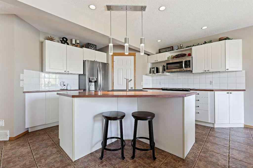 MLS® A2264260 - 68 Douglas Glen Crescent SE in Douglasdale/Glen Calgary, Residential