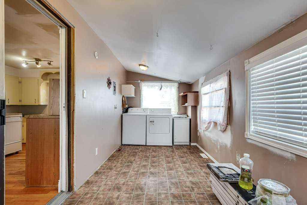 MLS® A2264289 - 4515 50 Avenue  in South Innisfail Innisfail, Residential