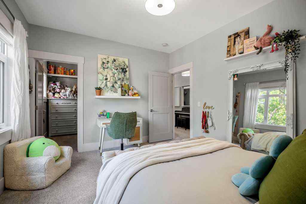 MLS® A2264420 - 68 White Oak Crescent SW in Wildwood Calgary, Residential